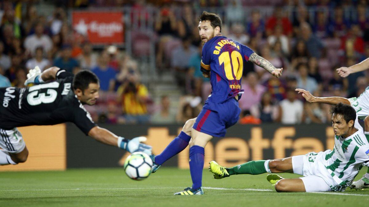 Messi parece definir, pero en realidad el gol no fue suyo.