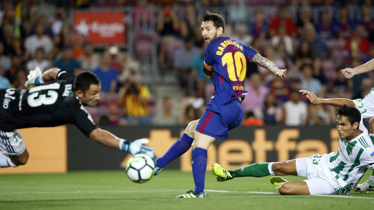 Messi parece definir, pero en realidad el gol no fue suyo.
