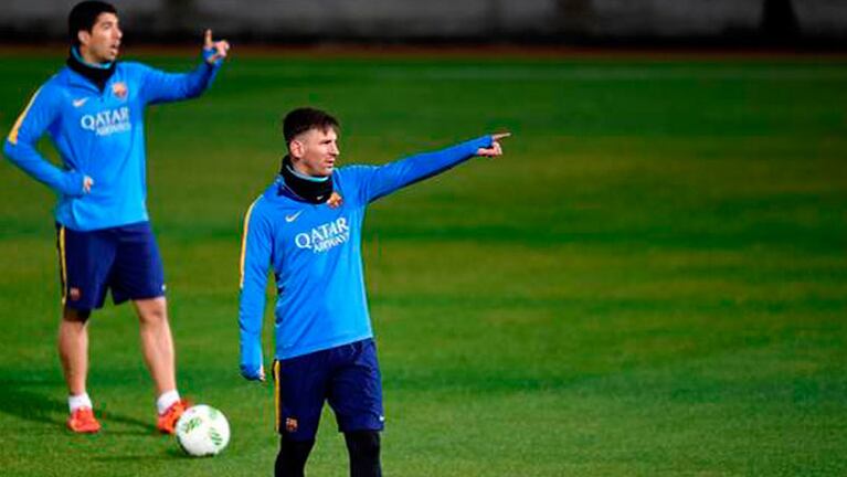 Messi parece ordenar a la pelota a donde tiene que ir, en Japón.