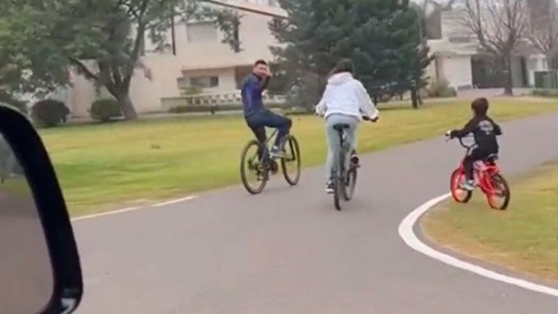 Messi paseó en bicicleta junto a su familia.