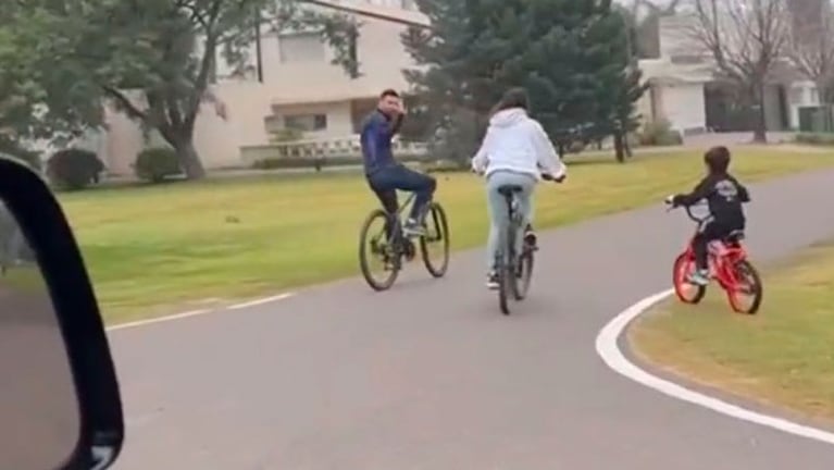 Messi paseó en bicicleta junto a su familia.