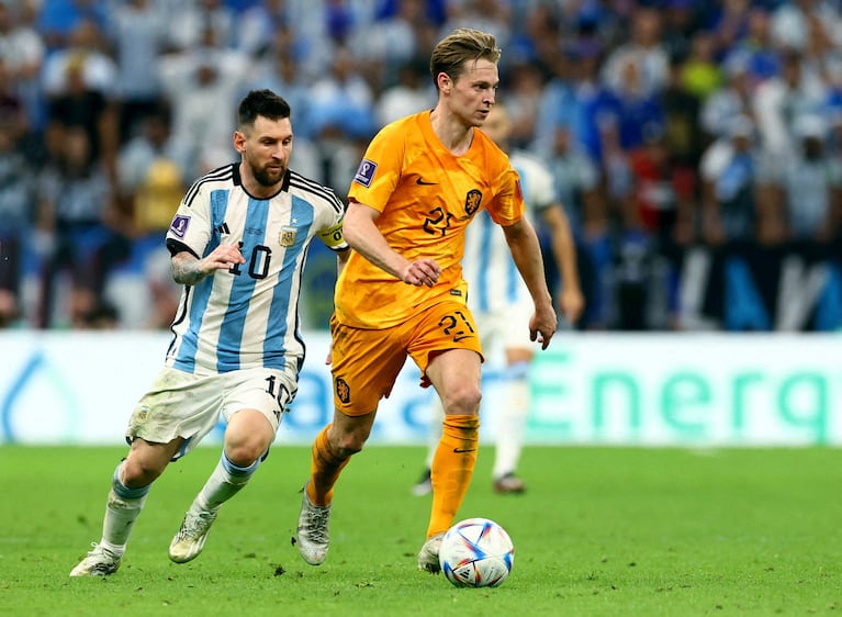 Messi persigue a De Jong en Lusail. REUTERS/Bernadett Szabo/File Photo