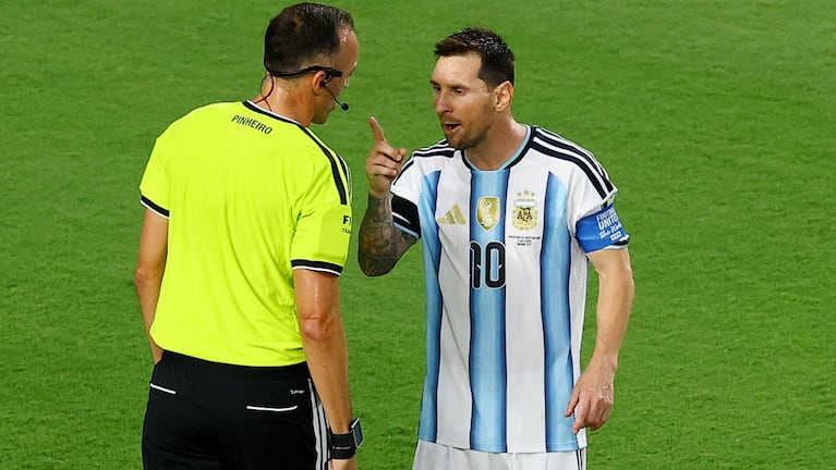 Messi protagonizó un cruce picante con el árbitro del partido ante Suiza.