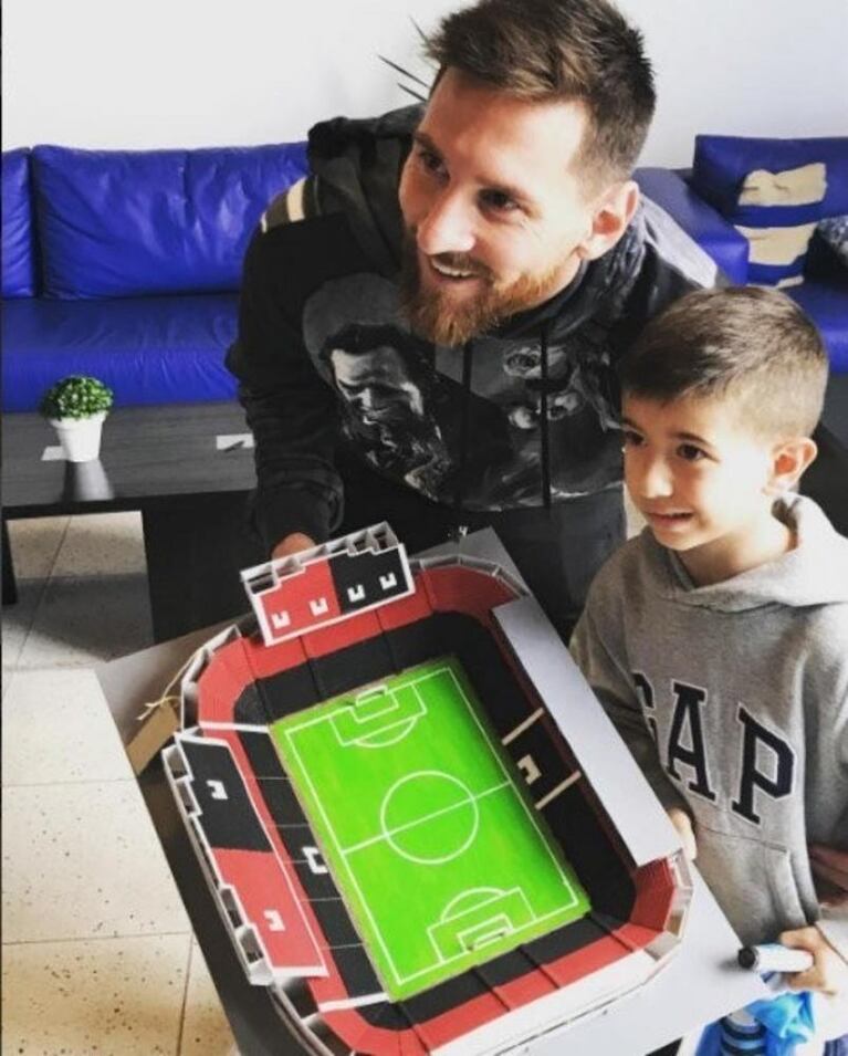 Messi recibió un regalo especial y fue al bar de Nico Vázquez