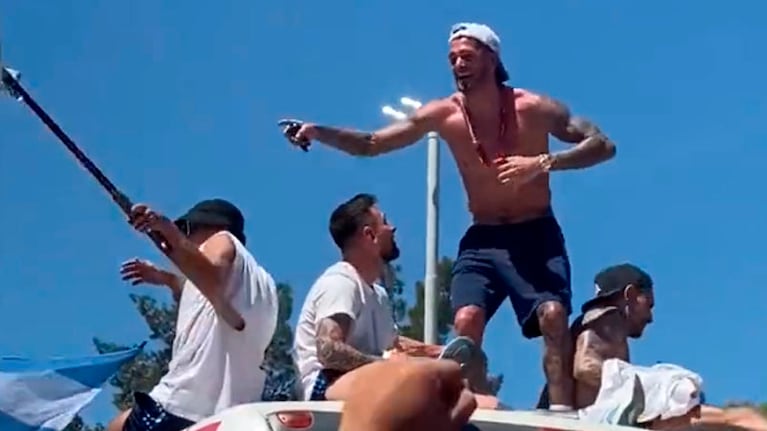 Messi retó a su compañero en plena caravana.