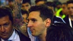 Messi saludando y mirando a la gente, al salir de la cancha. 