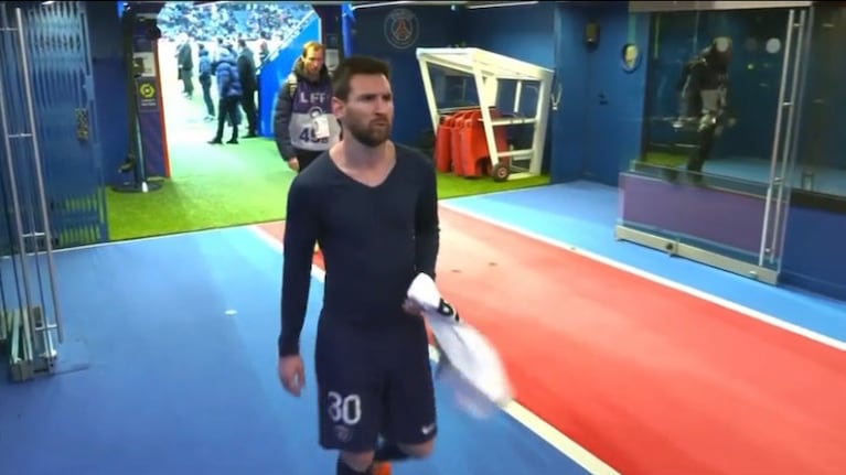 Messi se fue solo al vestuario, mientras el resto de los jugadores saludaban en la cancha. 