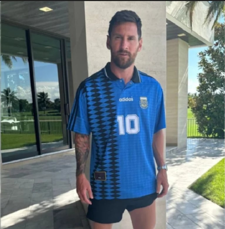 Messi se mostró con una histórica casaca y estallaron las redes.
