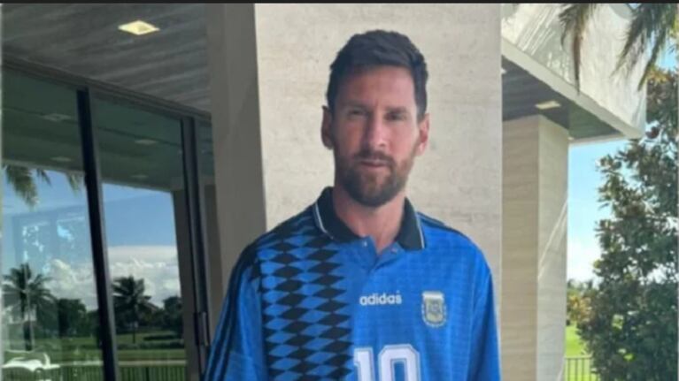 Messi se mostró con una histórica casaca y estallaron las redes.