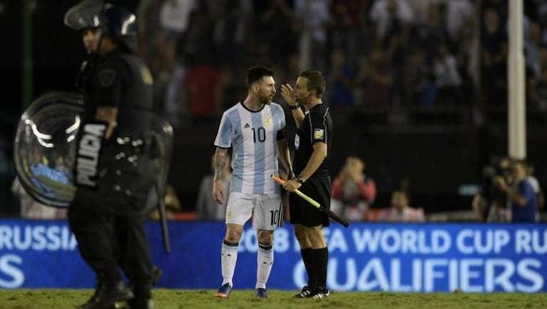 Messi se mostró furioso con los árbitros contra Chile.