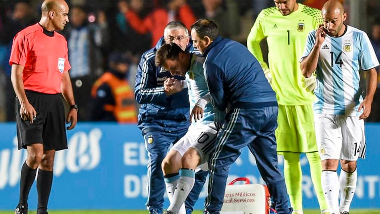 Messi se retira lesionado en el segundo tiempo del partido.