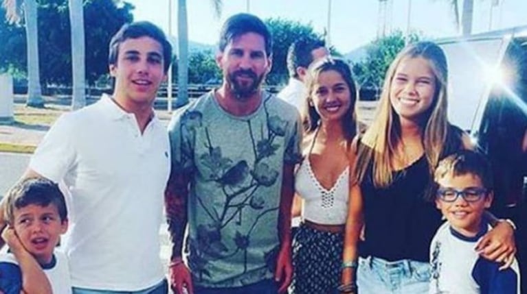 Messi se sacó fotos con fanáticos al llegar a Ibiza.