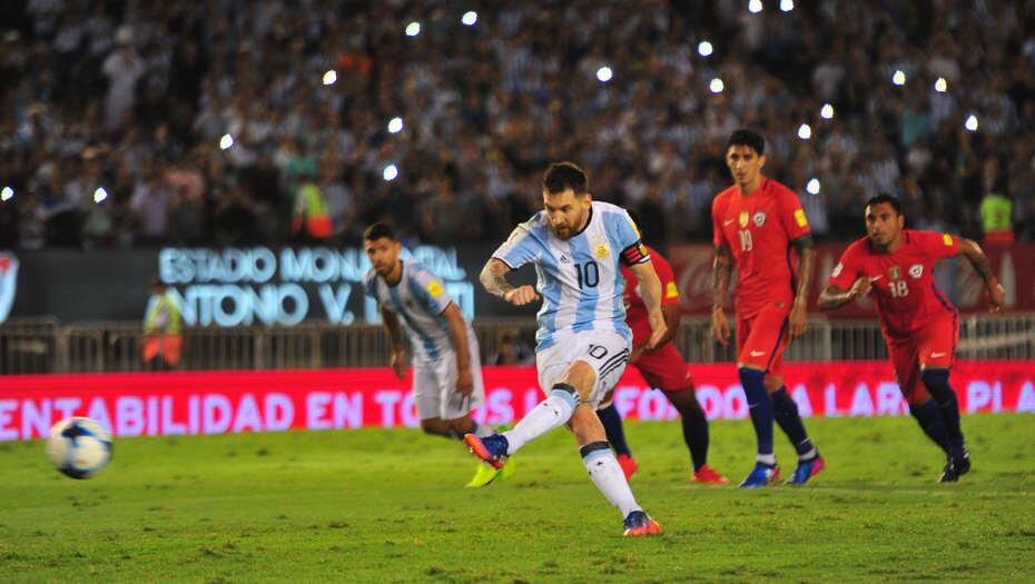 Messi se tomó revancha de la última Copa América y no falló el penal. Foto: Clarín.