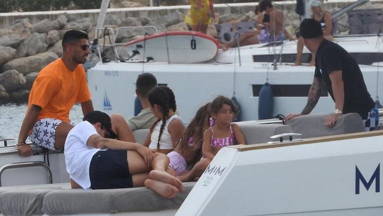 Messi sigue de vacaciones en Ibiza: las fotos con Fábregas y Luis Suárez en un yate