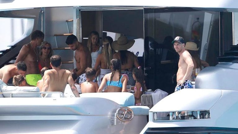 Messi sigue de vacaciones en Ibiza: las fotos con Fábregas y Luis Suárez en un yate