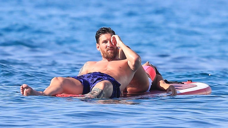 Messi sigue disfrutando de sus vacaciones en Ibiza.