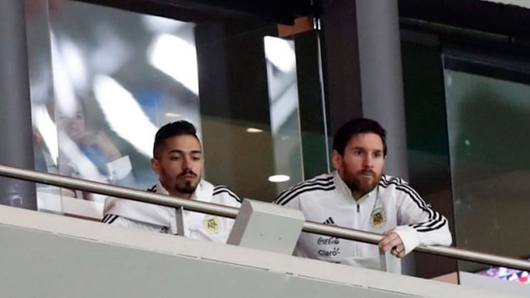 Messi siguió desde la tribuna la dura goleada por 6 a 1 ante España.