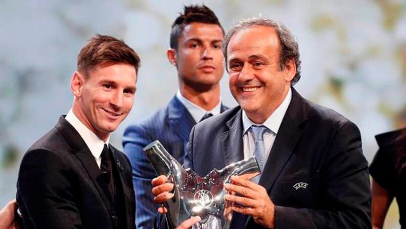 Messi sonríe con Platini. Cristiano no tanto. 