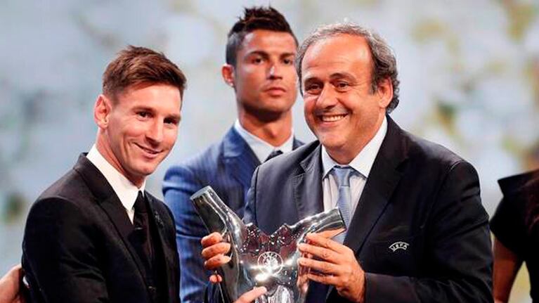 Messi sonríe con Platini. Cristiano no tanto.