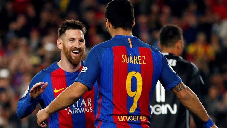 Messi sonríe con su nuevo look junto a Suárez.
