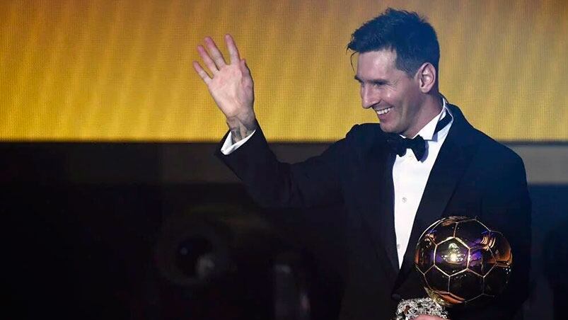 Messi sonríe con su quinto Balón de Oro bajo el brazo.