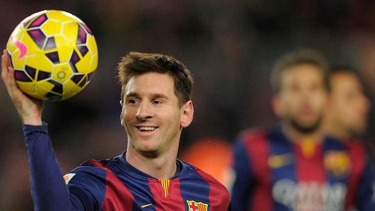 Messi sonríe junto a la pelota 25 que se lleva en la Liga Española.