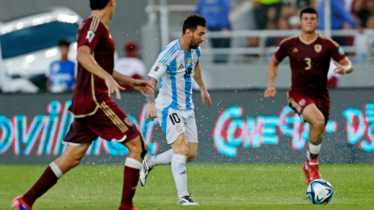 Messi, también pasado por agua en el Monumental de Maturín. REUTERS/Leonardo Fernandez Viloria