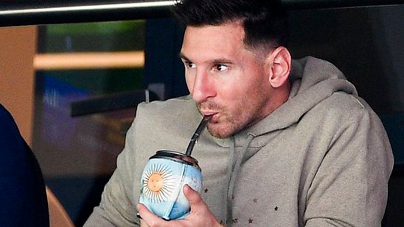 Messi tomando mate en el palco del PSG.