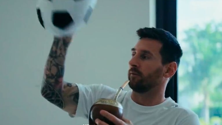 Messi tomando mate y jugando a la pelota con sus hijos en su casa de Miami.