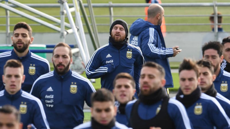 Messi trota junto a sus compañeros en el campo deportivo del Real Madrid. Foto: Clarín.