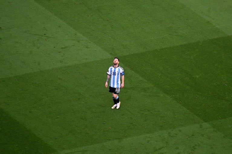Messi tuvo un flojo debut pese al gol de penal.