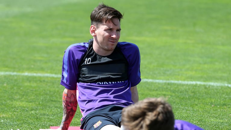 Messi volvió a entrenar pero bien acompañado.