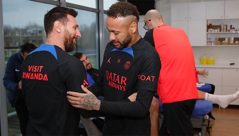 Messi volvió al PSG: pasillo de honor, abrazo con Neymar y la ausencia de Mbappé