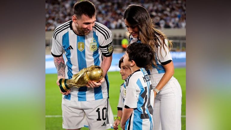 Messi y Antonela con sus hijos en el festejo de la Scaloneta.