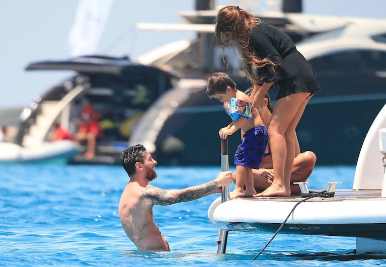 Messi y Antonella mostraron sus cuerpos y disfrutaron de sus hijos en un yate.