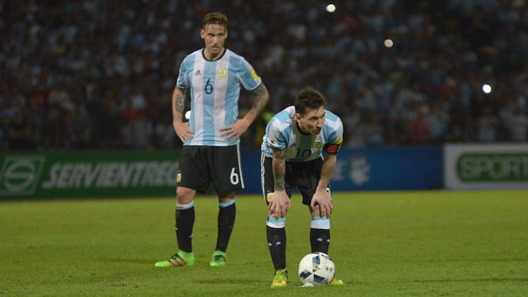 Messi y Biglia durante el partido contra Bolivia en Córdoba. Foto: Lucio Casalla / Archivo ElDoce.tv