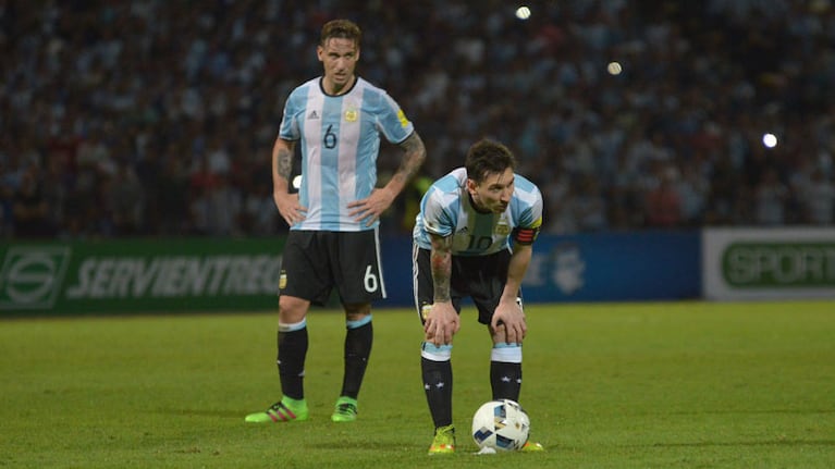 Messi y Biglia durante el partido contra Bolivia en Córdoba. Foto: Lucio Casalla / Archivo ElDoce.tv