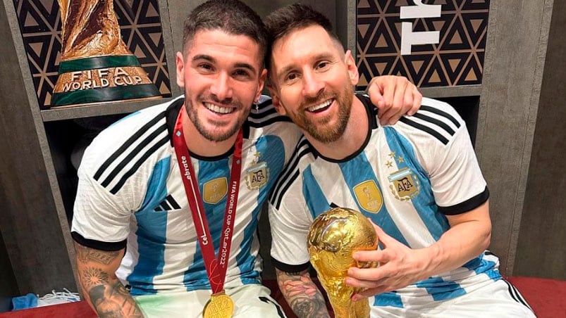 Messi y De Paul con la Copa del Mundo.