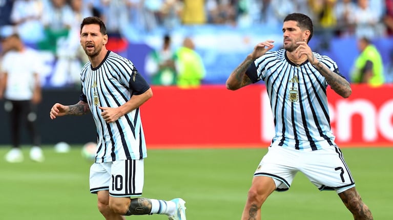 Messi y De Paul en la previa del partido ante Argelia. (Reuters)