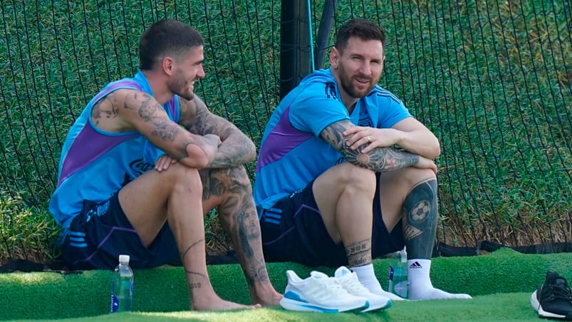 Messi y De Paul, "en patas" en el entrenamiento tras el triunfo contra México. (Foto: Olé)