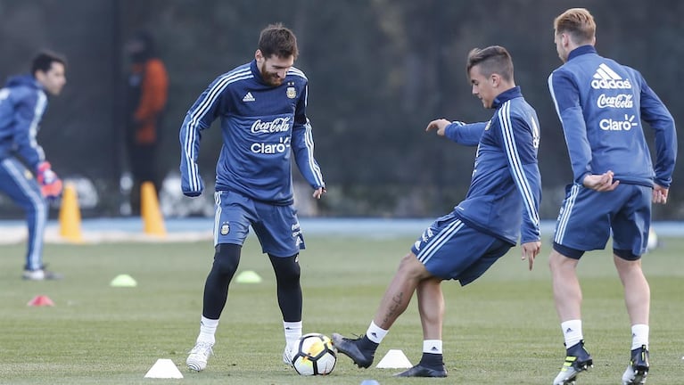 Messi y Dybala se divierten en la práctica de la Selección.