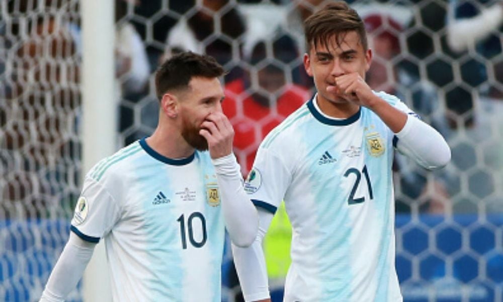 Messi y Dybala vienen juntos desde Europa.