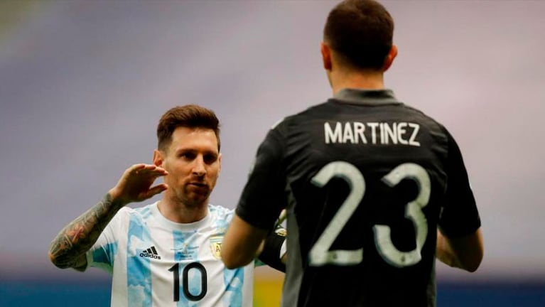 Messi y Emi Martínez en la previa de un partido.