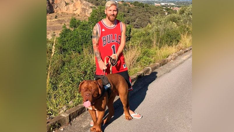 Messi y Hulk cuando recién lo adoptaba. 