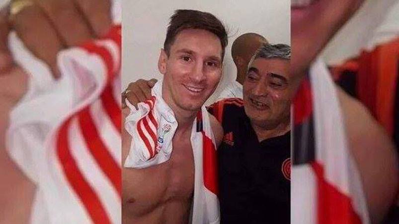 Messi y la foto con la camiseta de River tras la final del Mundial de Clubes. Foto: @_RiverPlateCarp