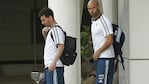 Messi y Mascherano, al llegar al hotel de Santiago. 