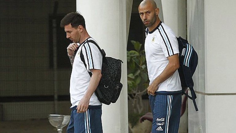 Messi y Mascherano, al llegar al hotel de Santiago. 