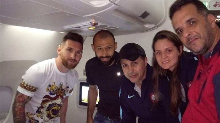 Messi y Mascherano se sacaron una foto con hinchas en el avión.