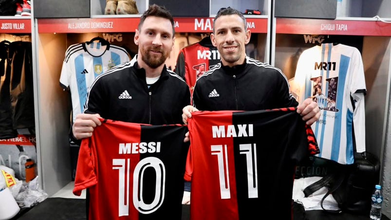 Messi y Maxi Rodríguez en el vestuario del Coloso del Parque. Foto: Prensa Newells.