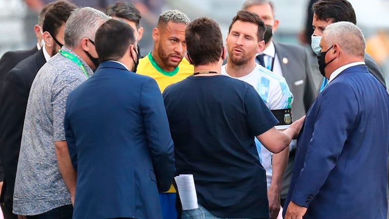 Messi y Neymar hablando con el agente que interrumpió el partido a los 5 minutos del PT.